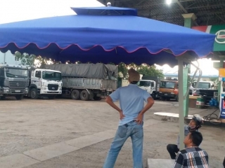 Tại sao các khách sạn dùng dù lệch tâm vuông